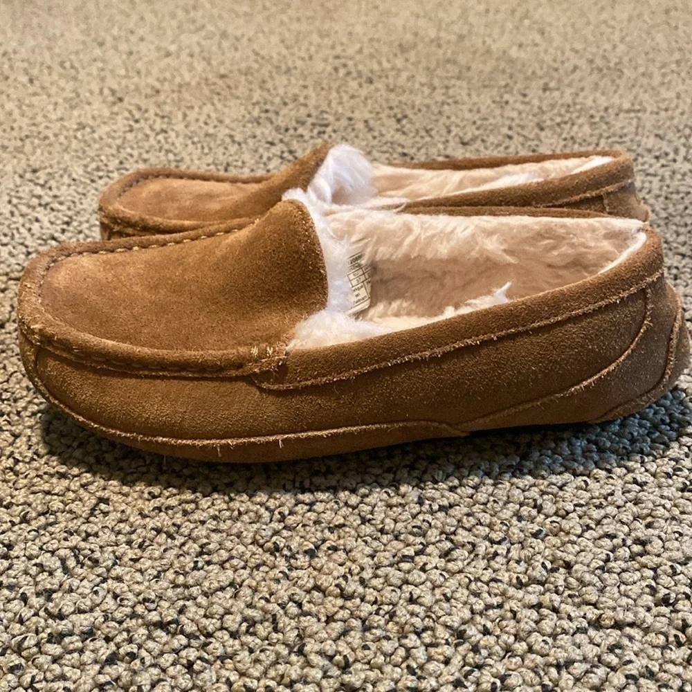 Ugg Brown Slip On Moccasins Size 5 in Like New Condition